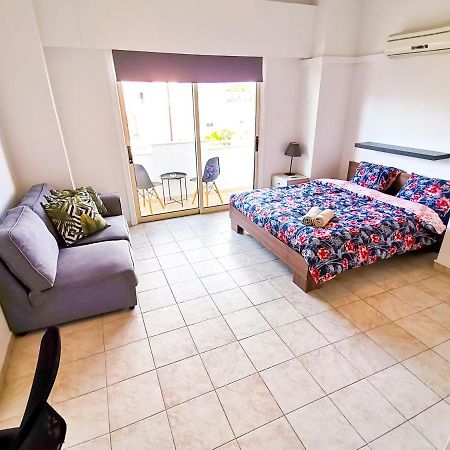 Central Square Nomadic Rooms Larnaca Extérieur photo