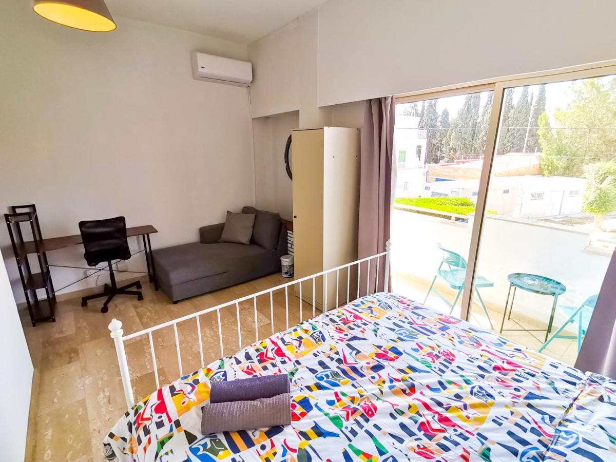 Central Square Nomadic Rooms Larnaca Extérieur photo