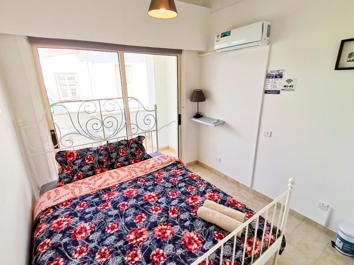 Central Square Nomadic Rooms Larnaca Extérieur photo